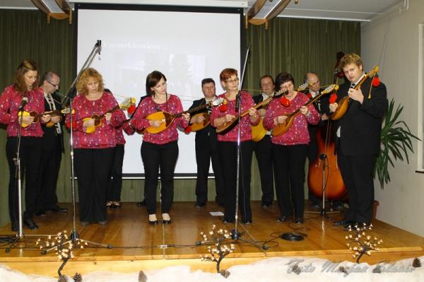 FOTO: Kulturniki iz Črešnjevec priredili večer tamburaške glasbe in folklornih plesov