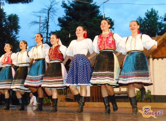 FOTO: Drugi dan folklornega festivala v Beltincih v znamenju nastopov skupin iz tujine