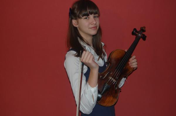Lina Plohl – violinistka s statusom vrhunskega umetnika in odličnimi mednarodnimi dosežki