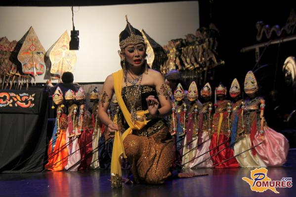 FOTO: Murskosoboško občinstvo navdušil indonezijski orkester Gamelan in senčne lutke z Jave