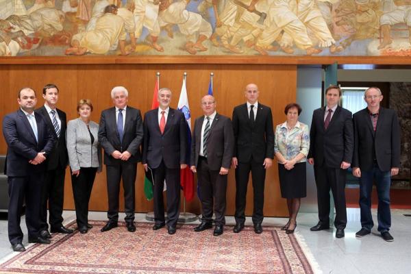 Delegacija madžarsko-slovenskega prijateljstva v državnem zboru tudi s Horvatom in Gönczem