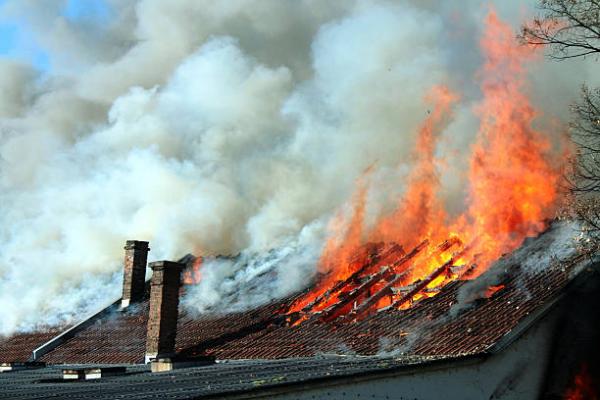 Zaradi napake na električni napeljavi zgorelo ostrešje stanovanjske hiše