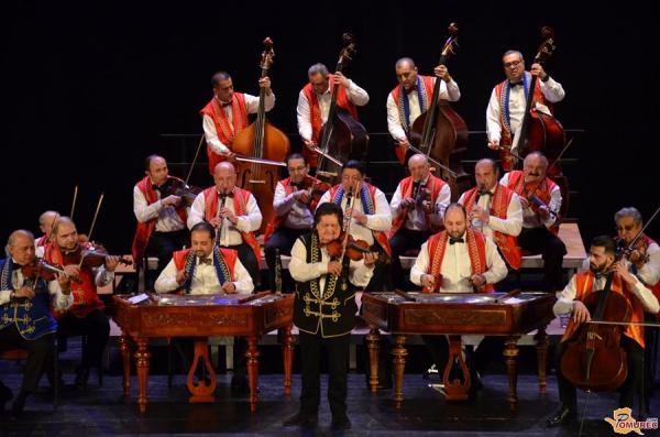 FOTO in VIDEO: Madžarski nacionalni ciganski orkester navdušil polno dvorano