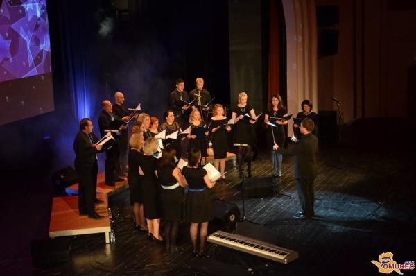 FOTO in VIDEO: Božično-novoletni koncert komornega pevskega zbora Vita