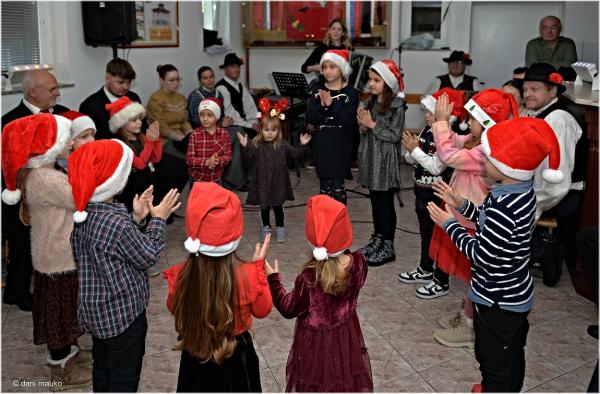 FOTO: Tradicionalna prireditev Za kmečko pečjo v znamenju pesmi, plesa in humorja