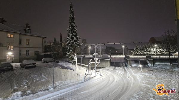 Na cestah spolzko, v prometnih nesrečah poškodovanih sedem oseb