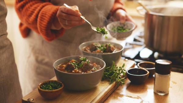 Sedem krepih domačih jedi, ki pogrejejo pozimi