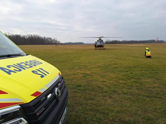 V Pomurju huda delovna nesreča, poškodovanega odpeljali s helikopterjem
