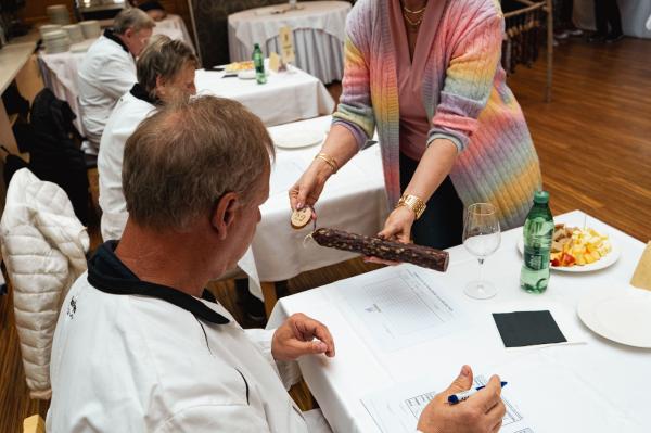 FOTO: Najboljše salame pod lupo strokovnjakov na 30. Pomurski salamiadi