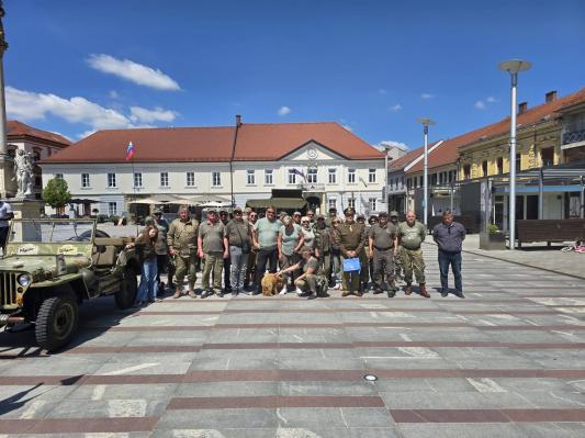 FOTO: Starodobna vojaška vozila zavzela osrčje Prlekije