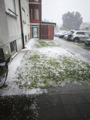 FOTO: V Pomurju toča pobelila cesto