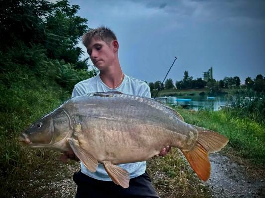 FOTO: Štirinajstletnik na 24-urnem ribolovu presenetil izkušene ribiče