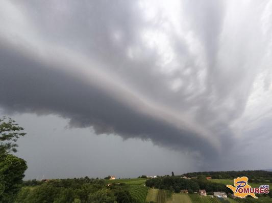 Prihaja vremensko burno popoldne, ponekod možna tudi toča