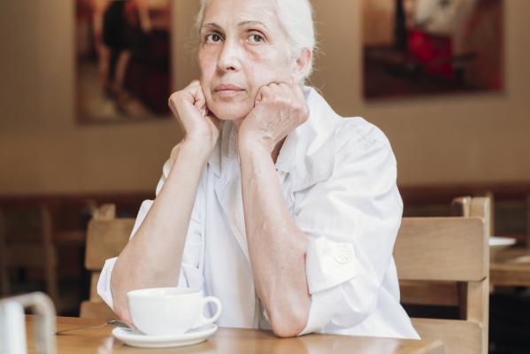 Kako prepoznati prve znake Alzheimerjeve bolezni?