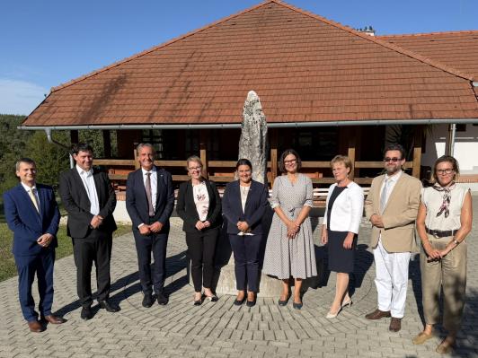 Ministrica med porabskimi Slovenci: »Pomembno je, da mladi tukaj ostanejo«