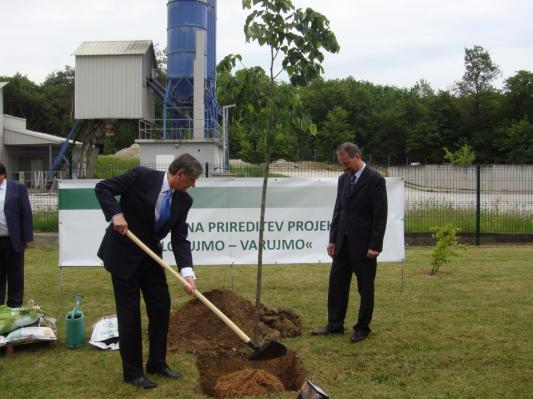 Predsednik Türk za bolj zeleno Pomurje v Puconcih posadil lipo