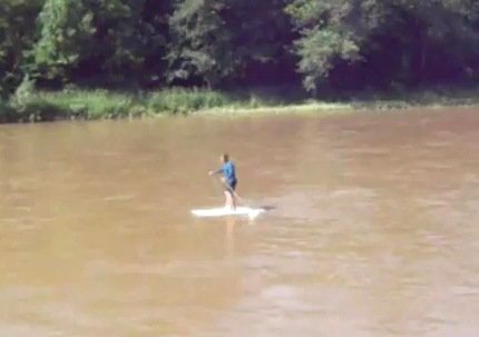 VIDEO: S smučmi se je zapeljal po reki Muri ...