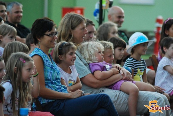 FOTO: Lutkovni pristan v Lendavi odprli z Igro o Rdeči Kapici