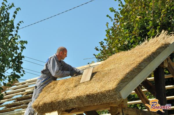FOTO: Pokrivanje strehe s slamo ob Pozdravu jeseni