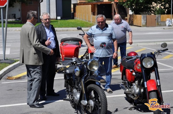 FOTO: Člani Motokluba Veterani na druženju s starejšimi občani