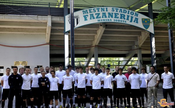 Nogometaši Mure 05 pred derbijem z Mariborom stopili pred podarjene avtomobile
