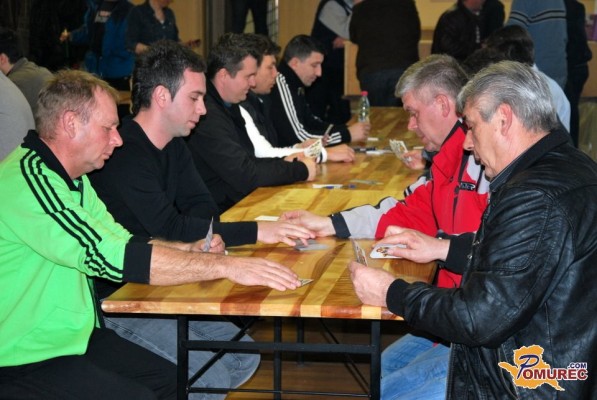 FOTO: V Trnju na turnirju v igranju šnopsa zbirali denar za ogrevanje vaške kapele