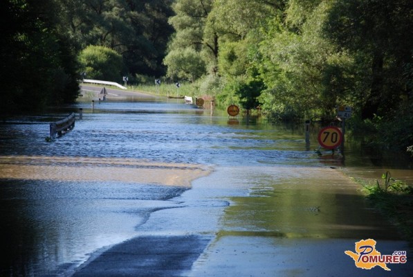 FOTO: Mura poplavila cesto med Razkrižjem in Srednjo Bistrico