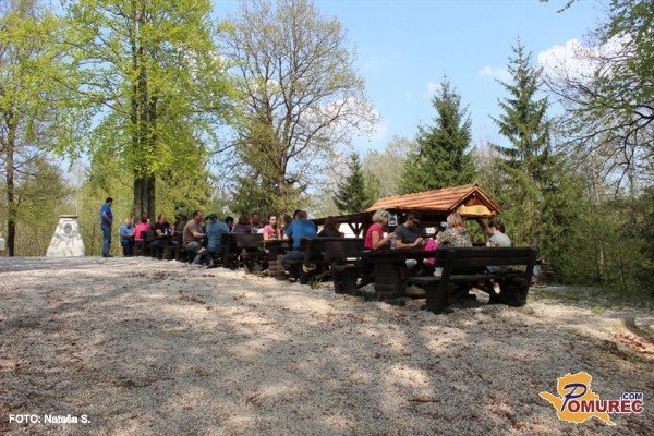 FOTO: Na Tromeji odslej dišijo »Rakovi« hamburgerji