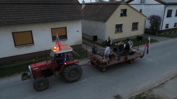 FOTO: Vaščane Bogojine  včeraj budila prvomajska budnica
