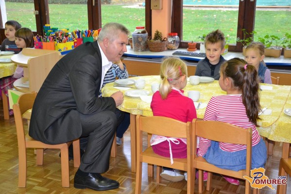 FOTO: Štihec zajtrkoval v vrtcu