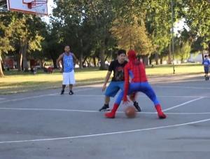 Spiderman igra košarko