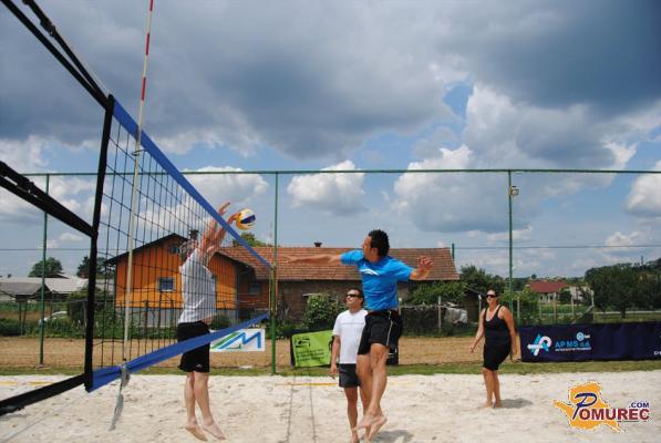 FOTO: Na dvodnevnem turnirju v odbojki na mivki v Strehovcih slavila ekipa Korong