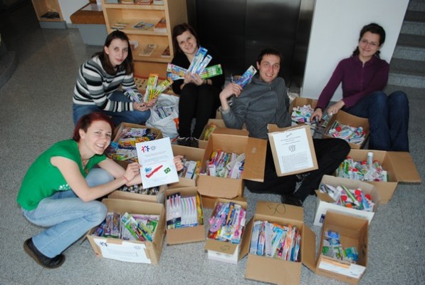 Skoraj 1400 zbranih zobnih ščetk že na poti v Brazilijo