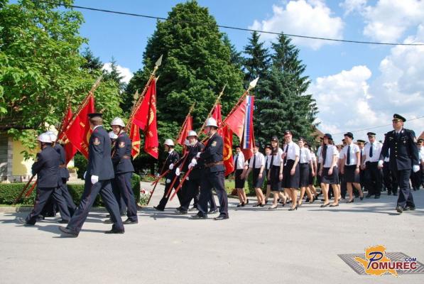 FOTO: V Trnju prevzeli nov gasilski avto in razvili nov prapor GZ Črenšovci