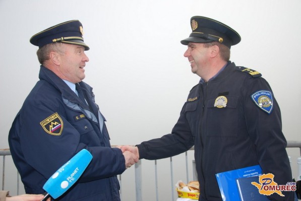 FOTO: Petišovci: Policijsko kapo v reko Muro »odpihnilo« že dvajsetič