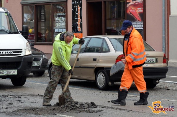 FOTO: Cesta po Slovenski ulici kliče h celoviti preplastitvi, ne le krpanju