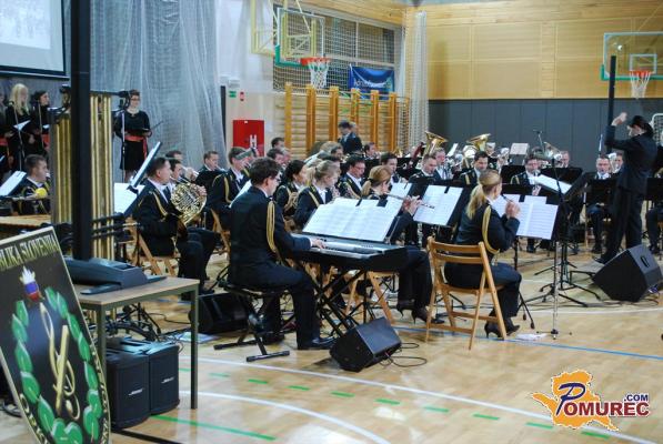 FOTO: Orkester Slovenske vojske na božičnem koncertu OŠ Bakovci