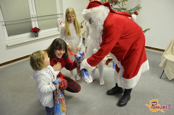 FOTO: Kljub manjši nesreči Božiček obdaril otroke na Vaneči