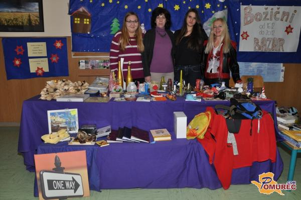 FOTO: Na soboški gimnaziji nadaljujejo tradicijo dobrodelnega bazarja