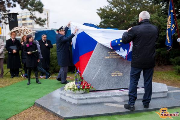 FOTO: Odkritje obeležja slovenske samostojnosti zaznamoval bojkot vojnih veteranov