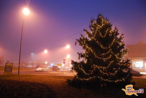 FOTO: Praznična Lendava v znamenju snežink in svetlečih krogel