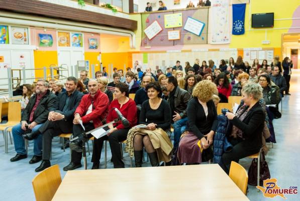 FOTO: Na Gimnaziji Murska Sobota zazvenele božične pesmi