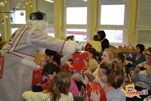 Dedek Mraz obiskal otroke v bolnišnici