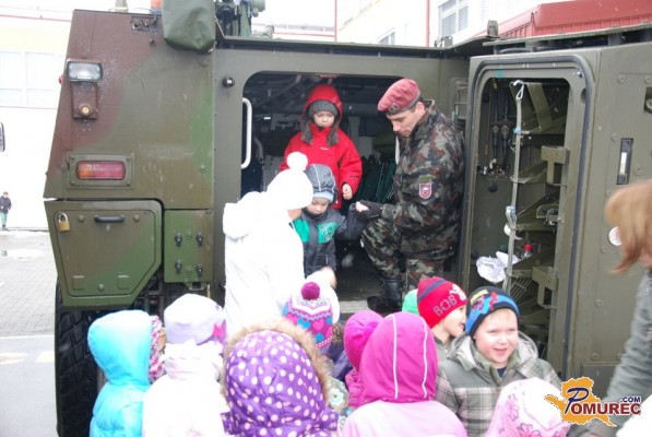 FOTO: Učence v Črenšovcih navdušila vojaška vozila
