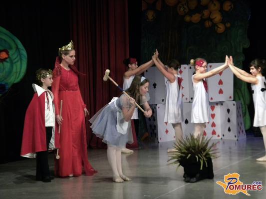 FOTO: Radgonski baletniki premierno predstavili Alico v čudežni deželi