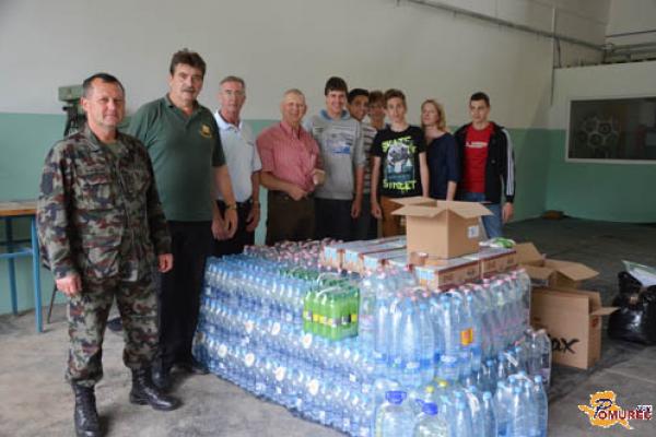 Dijaki in veterani skupaj pomagajo prizadetim v poplavah