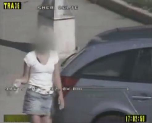 VIDEO: Na avtocesti ustavila pri predoru in šla seksat