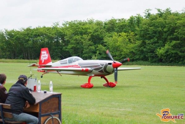 FOTO: Najboljši svetovni piloti serije Red Bull Air Race se pripravljajo v Rakičanu
