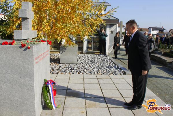FOTO: Žalna slovesnost in poklon padlim v obeh vojnah na murskosoboškem pokopališču 