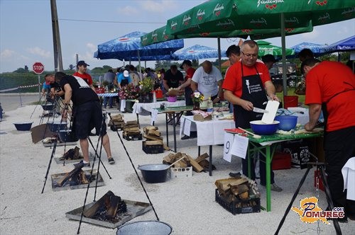 FOTO: Tekmovalci v Černelavcih pričeli s kuhanjem bograča